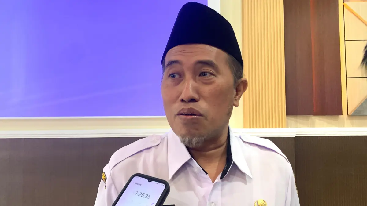 BERI KETERANGAN: Kepala Dinas Kesehatan Bondowoso, dr Moh Jasin memberikan penjelasan kepada awak media. (Ilham/Erje)