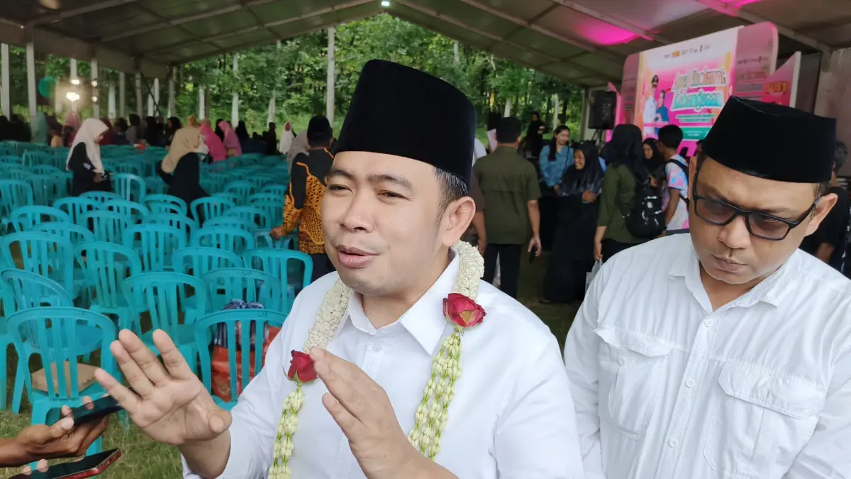 DIISI OLEH PENJABAT: Bupati Gus Fawait dan Pj. Sekda Akhmad Helmi Luqman, di sela-sela melakukan giat bersama. (MAULANA/RADAR JEMBER)