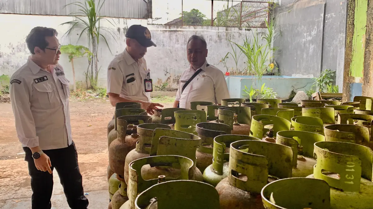 DIKLAIM AMAN: Kabid Perdagangan Diskoperindag Bondowoso mengecek stok lpj di salah satu agen beberapa waktu lalu. (Ilham/Erje)