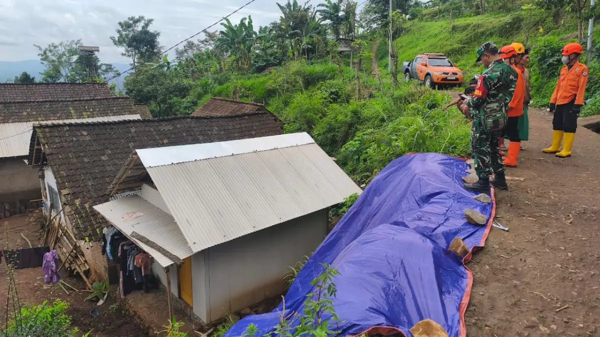 DITANGANI: Penanganan bencana oleh personel BPBD Jember beberapa waktu lalu. Sejak awal tahun hingga awal Maret, Jember dilanda 146 kali bencana. (BPBD JEMBER)