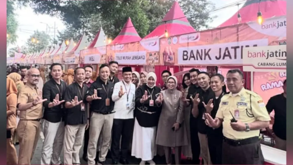 FOTO BERSAMA: Momen kebersamaan Bupati Lumajang bersama pimpinan Bank Jatim setelah melakukan kunjungan ke bazar ramadan beberapa waktu lalu