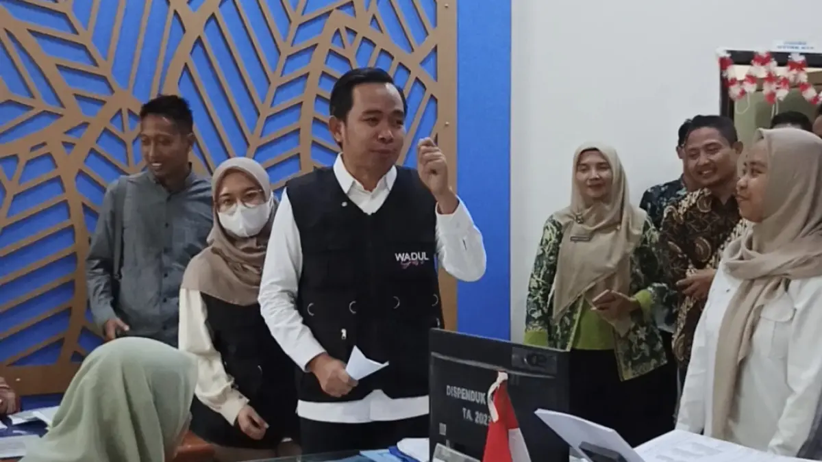 SIAPKAN INOVASI: Gus Fawait saat melakukan inspeksi ke Kantor Dispendukcapil kota, mengecek pelayanan adminduk. Di waktu berbeda, ia menyatakan komitmennya untuk memecah pelayanan tidak lagi terpusat di kota, namun menjangkau wilayah pelosok desa, di Jember. (MAULANA/RADAR JEMBER)