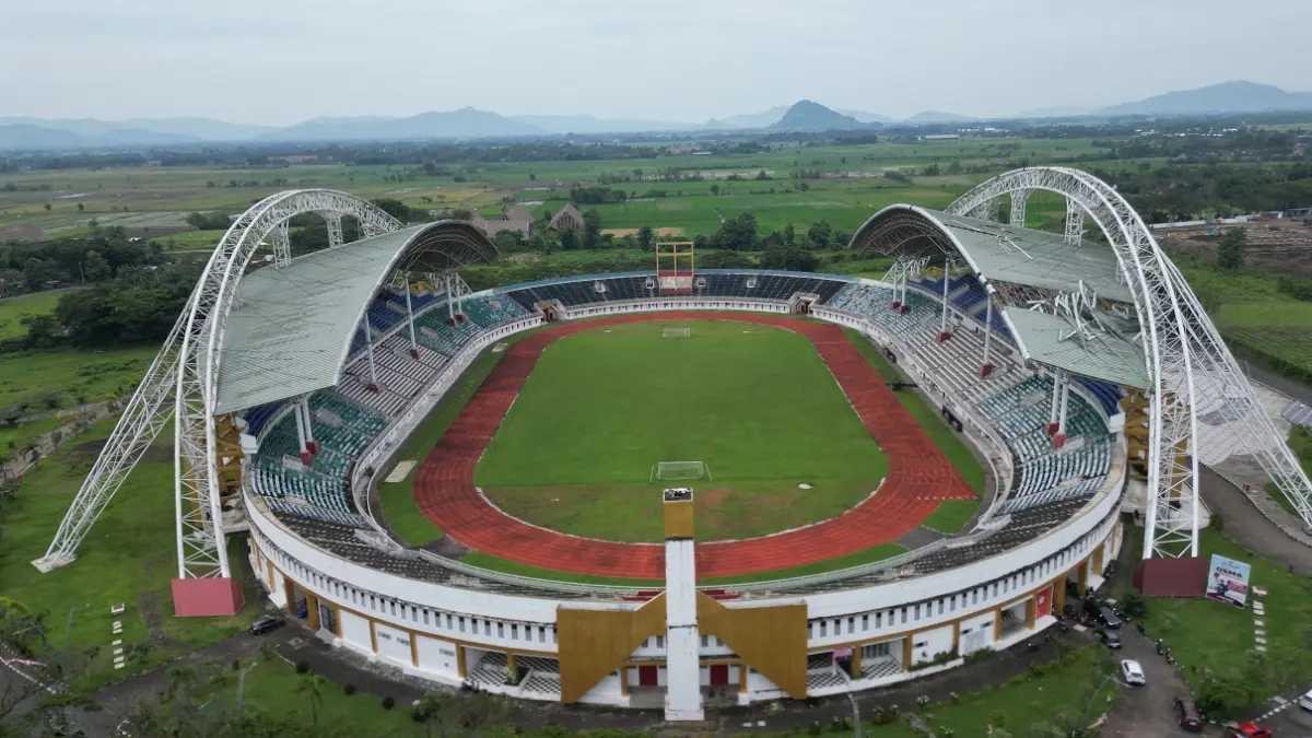 IKON OLAHRAGA: Foto dari udara Stadion JSG yang berada di Kecamatan Ajung. Stadion terbesar di Jember tersebut butuh sentuhan perbaikan, karena bagian atap mulai bocor hingga rembes ke bawah tribun. (YULIO FA/RADAR JEMBER)