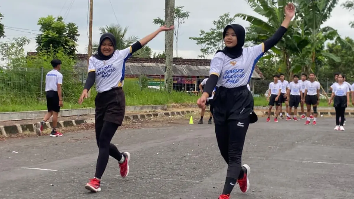 JAGA KEBUGARAN: Atlet drumband Jember berlatih di GOR PKPSO Kaliwates. Tahap awal, sebanyak 32 atlet disiapkan untuk Porprov. (SIDKIN ALI/RADAR JEMBER)