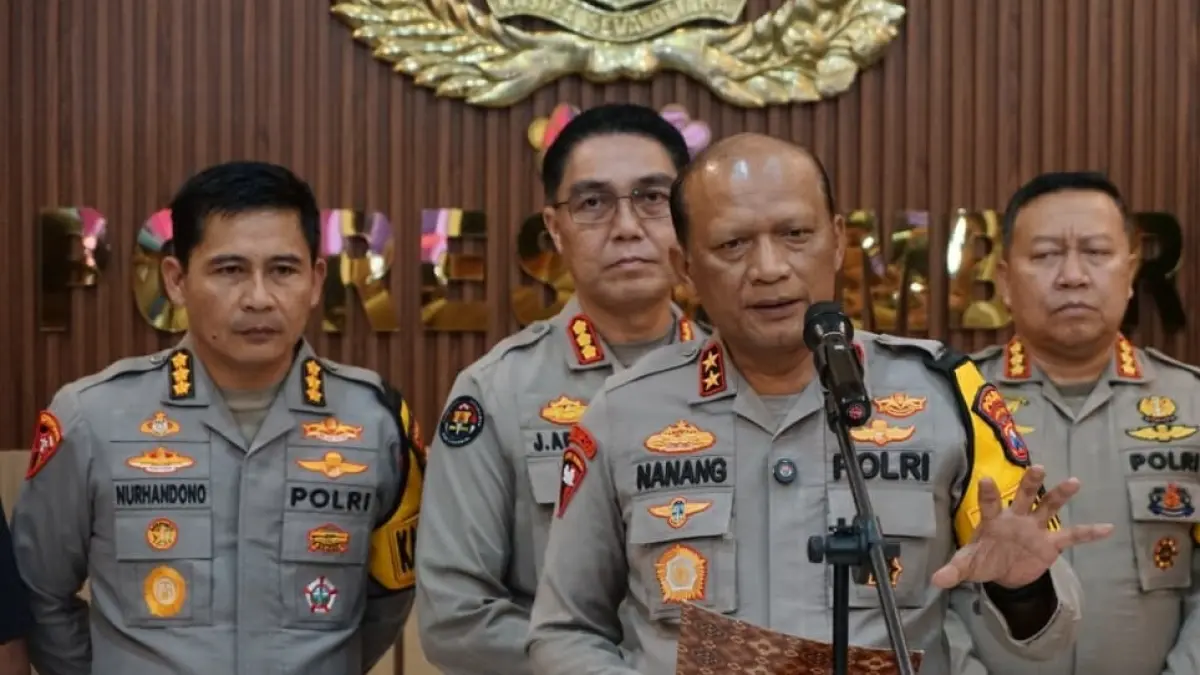 Kapolda Jatim Irjen Pol. Nanang Avianto memberikan penjelasan terkait ledakan Masjid Raya Pesona dalam konferensi pers yang digelar di Mapolres Jember
