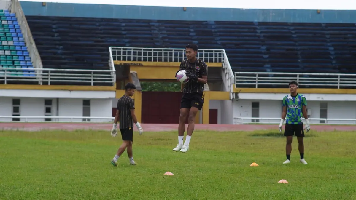 KEMBALI BERLATIH: Pemain Persid Jember saat berlatih di Stadion Jember Sport Garden (JSG) Ajung beberapa hari lalu. Seusai Lebaran, tim kembali berlatih. (SIDKIN ALI/RADAR JEMBER)