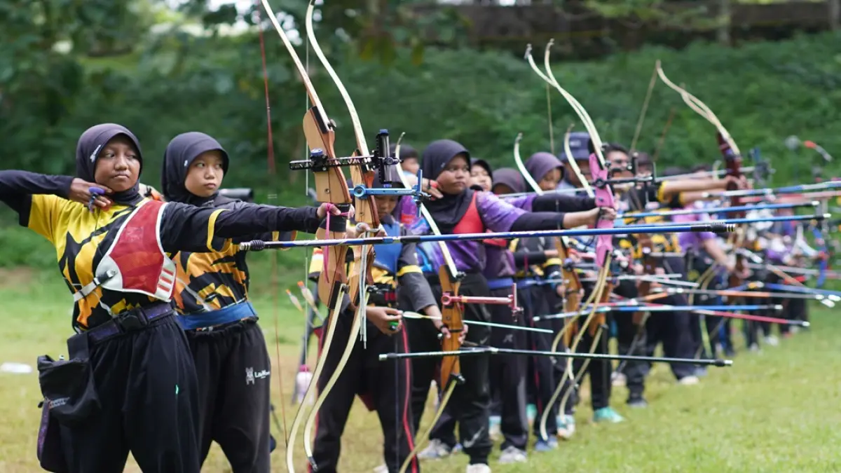 KEMBALI KE RUTINITAS:&nbsp;Suasana latihan rutin atlet panahan Tunas Muda Archery beberapa waktu lalu. (YULIO/RJ)