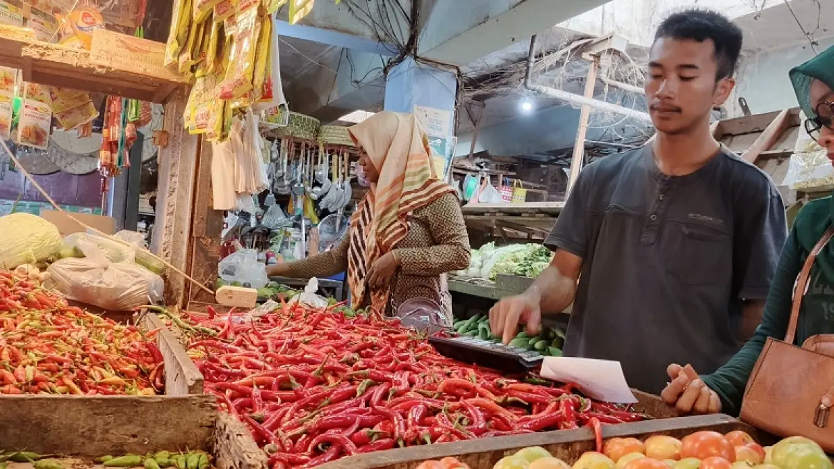 KENTAL KESAN KUMUH: Kondisi lantai dua Pasar Tanjung, di satu sisi menyisakan bangunan atau lapak kosong tak bertuan, di sisi lain juga terdapat aktifitas pedagang dan pembeli yang itupun tidak seramai kondisi di lantai bawah.&nbsp;