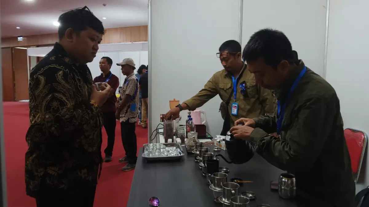 KEREN: Rahnanto, penyuluh pertanian dan perkebunan DTPHP Jember seduhkan kopi dari hasil eksperimental hingga menciptakan cita rasa berbeda. (M. ADHI SURYA/RADAR JEMBER)