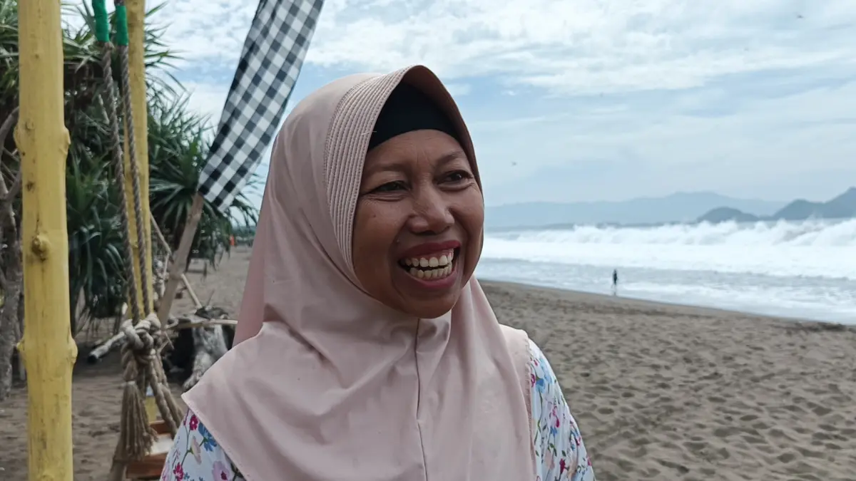 KISAHKAN PENGALAMAN: Siti Maryatun, salah satu pengusaha kuliner di Pantai Watu Ulo. (MAULANA/RADAR JEMBER)