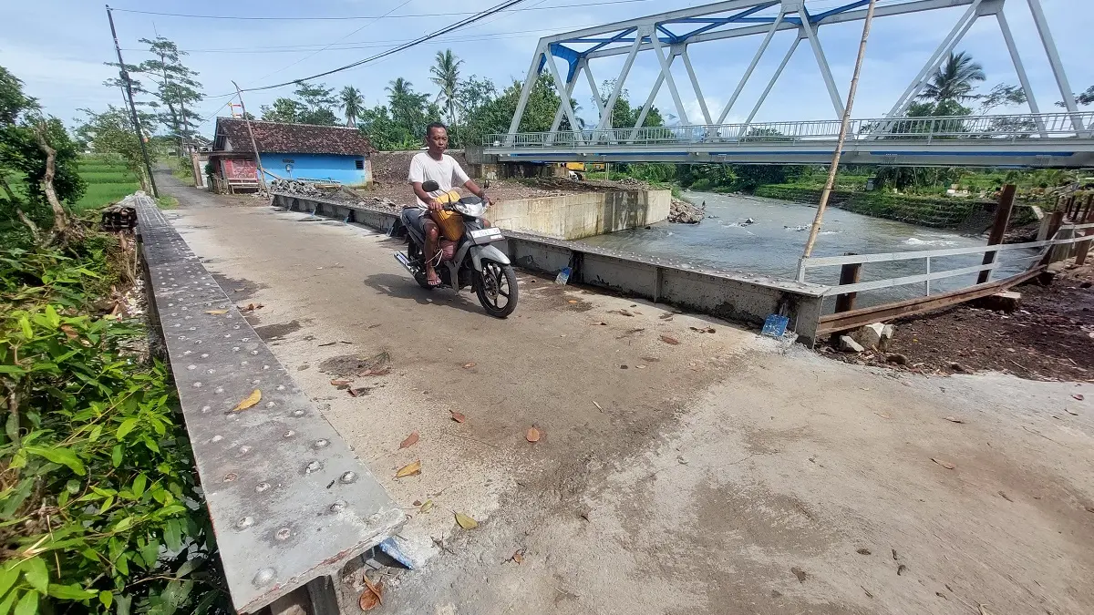 LEBIH KOKOH: Jembatan di Dusun Krajan Selatan, Desa Patemon, Kecamatan Pakusari yang sebelumnya putus kini sudah bisa dilalui kembali dengan konstruksi dari bekas jembatan rel kereta api. (JUMAI/RADAR JEMBER)