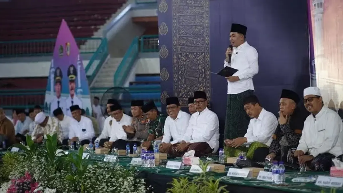 PERSIAPAN: Bupati Jember Muhammad Fawait saat mengikuti kegiatan manasik haji tingkat kabupaten pada musim haji tahun lalu. (YULIO FA/RADAR JEMBER)