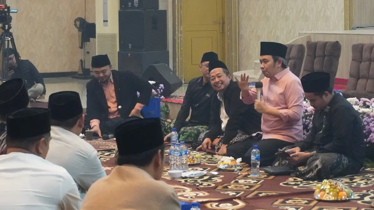 SERAP ASPIRASI: Gus Fawait bersama puluhan kiai, gus dan lora, saat sahur bersama pimpinan ponpes se-Jember, di pendapa Wahyawibawagraha, Minggu (15/03/2026) dini hari. (Maulana/Radar Jember)