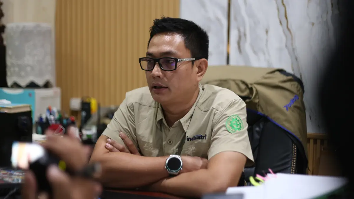 “Stok ini aman, bahkan diperkirakan cukup sampai akhir 2027.” M Ade Saputra, Kepala Bulog Cabang Jember. (SIDKIN ALI/RADAR JEMBER)