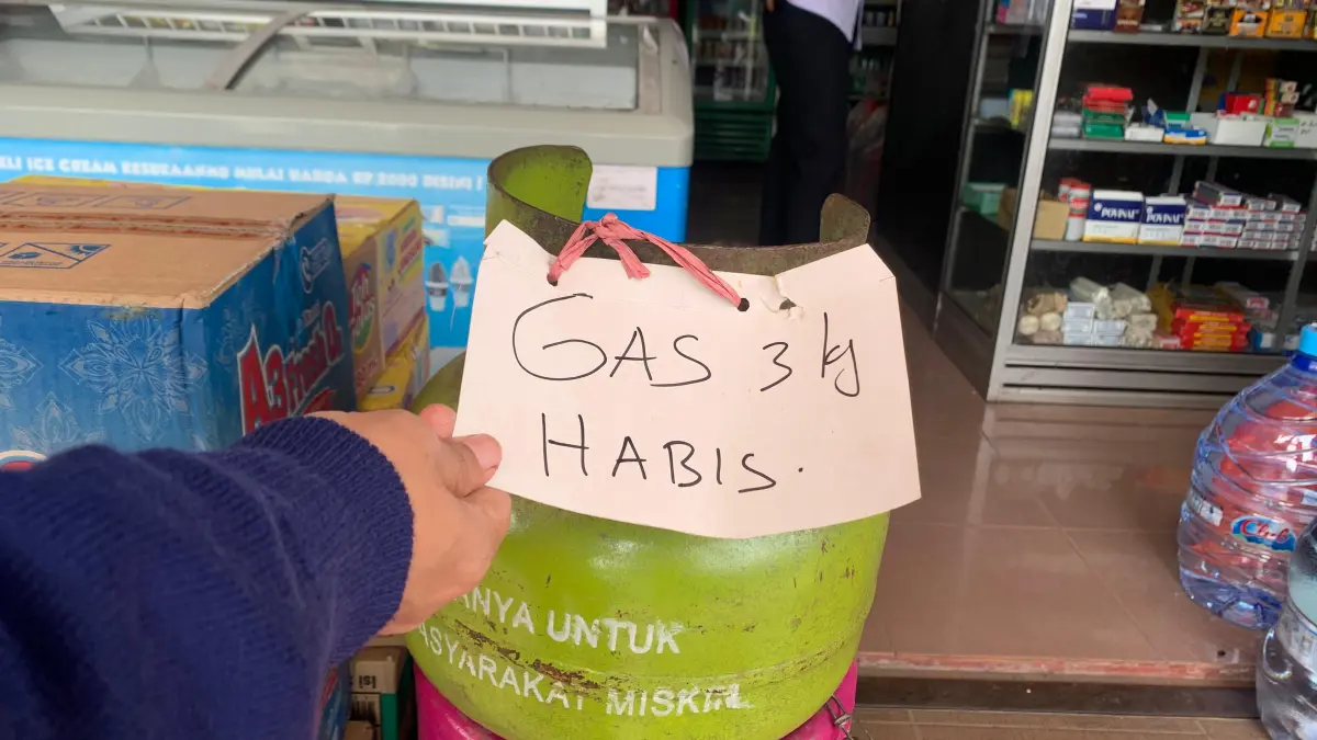 SULIT: Salah seorang warga Bondowoso mencoba membeli gas melon, namun sudah habis terjual. (Ilham/Erje)