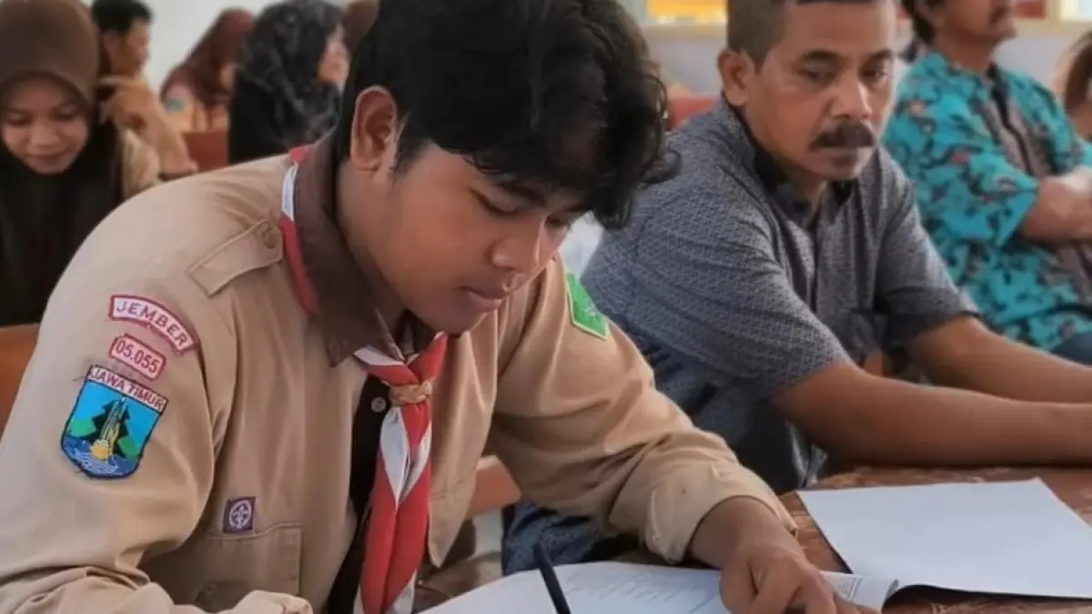UNIK: Siswa kelas XII SMK IBU Pakusari menjalani ujian akhir dengan didampingi ortu di sampingnya. Cara unik ini baru pertama kali untuk meredam kecemasan siswa. (SMK IBU PAKUSARI)