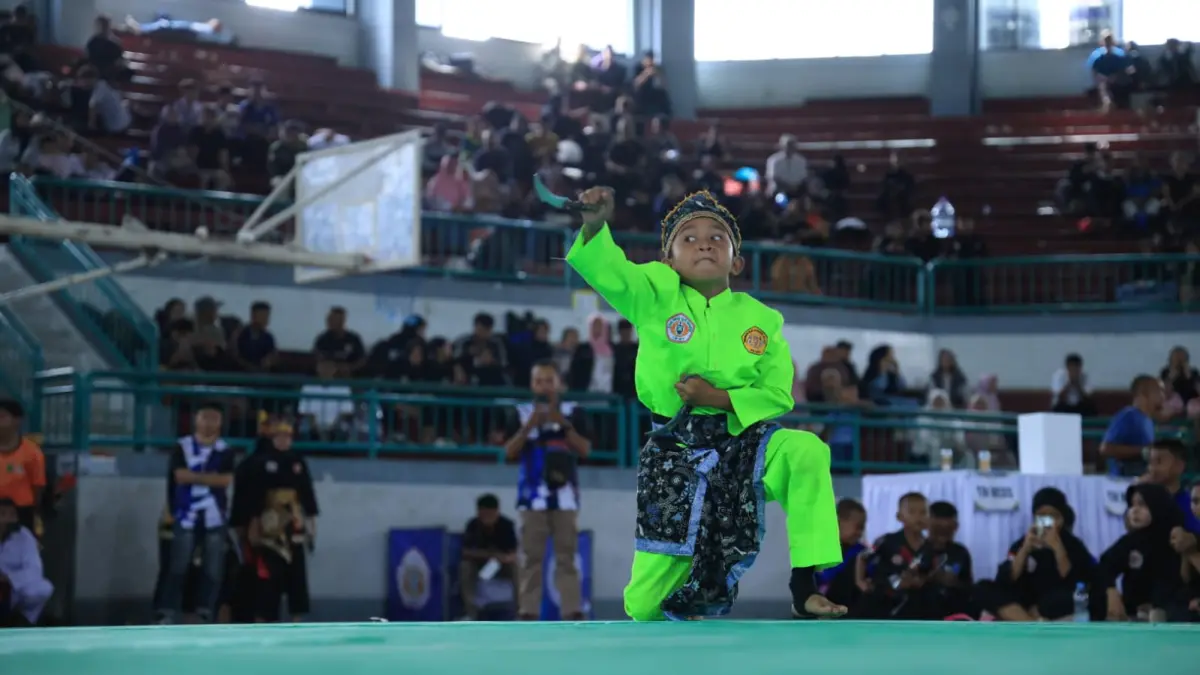 UNJUK KEBOLEHAN: Salah satu atlet cilik berlaga dalam kompetisi Pencak Silat Jember Championship di GOR Kaliwates, Jumat (14/2). (DISKOMINFO JEMBER)