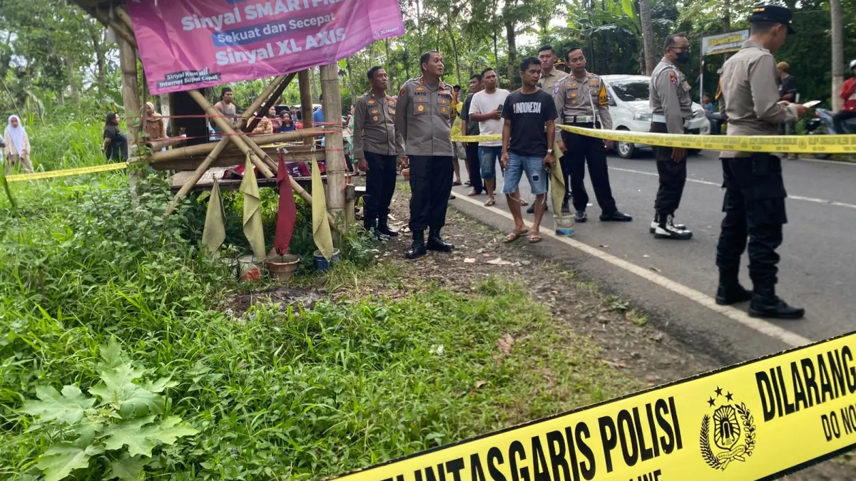 DIBATASI: Petugas memasang garis polisi di sekitar lokasi penemuan jenazah bayi di wilayah Desa Bandelan, Kecamatan Binakal, kemarin