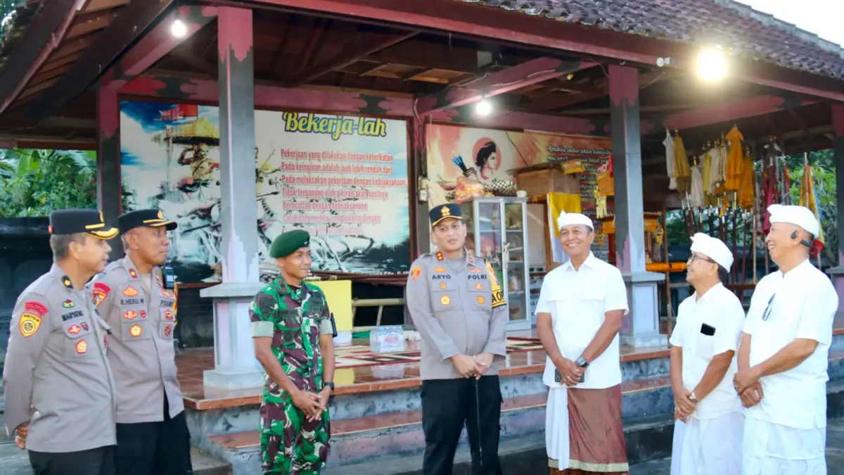 HANGAT: Kapolres Bondowoso, AKBP Dr Aryo Dwi Wibowo menyapa umat hindu di Pura Tri Mandala Giri, kemarin