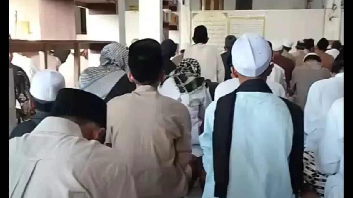 LEBIH AWAL: Sejumlah warga melaksanakan shalat ied hari ini (19/3), beberapa diqmtaranya adalah warga Maesan, Bondowoso.