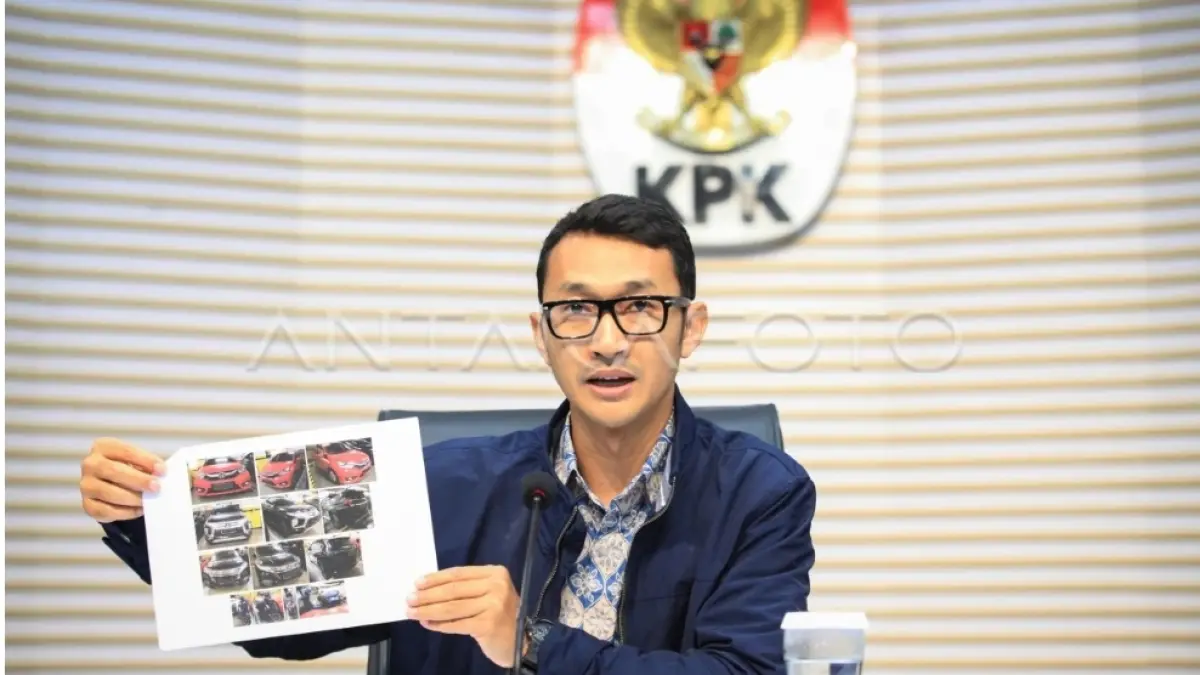 MENAMPILKAN: Jubir KPK Budi Prasetyo saat menampilkan barang bukti dalam salah satu kasus Tipikor (foto: Antara)