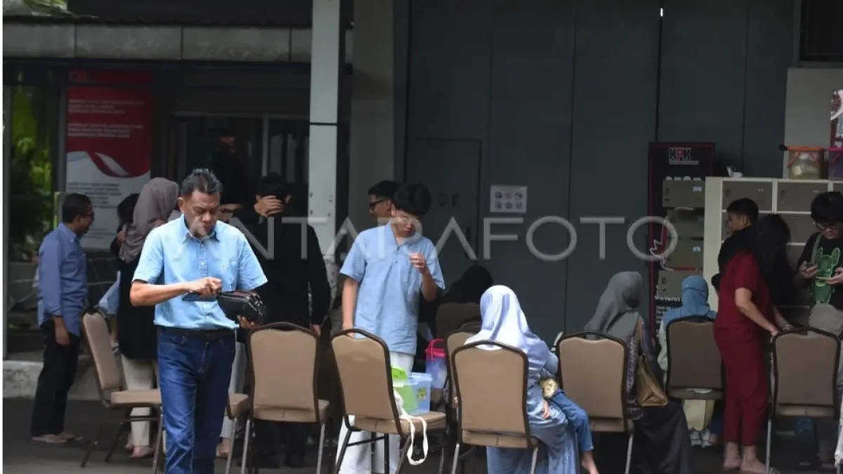 MENGUNJUNGI: Sejumlah keluarga tersangka kasus korupsi saat mengunju para tersangka Tipikor (foto:Antara)