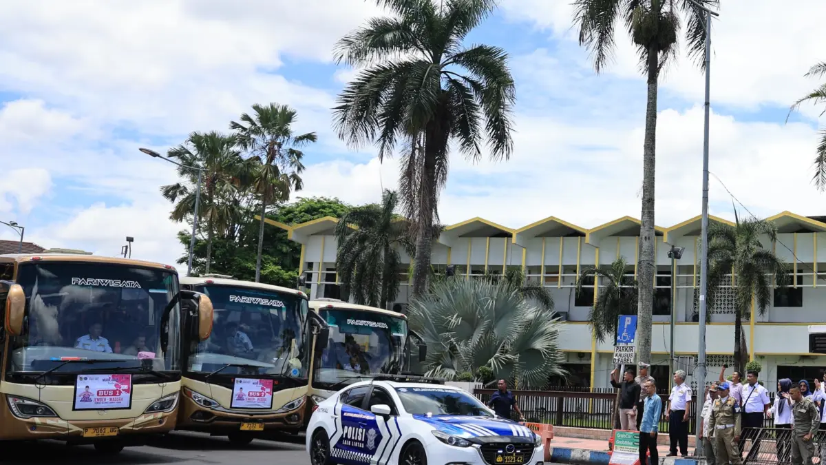 Pemberangkatan ratusan pemudik saat dilepas menuju ke kampung halamannya, menggunakan armada yang disediakan gratis, di Halaman Kantor Pemkab Jember, Kamis (19/3/2026) siang. 