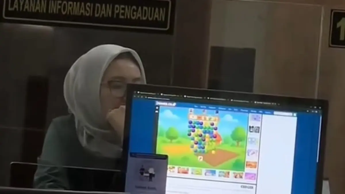 Petugas PTSP Pengadilan Negeri (PN) Jakarta Pusat yang viral karena diduga main game di jam kerja. (TikTok/gaqepaqe)