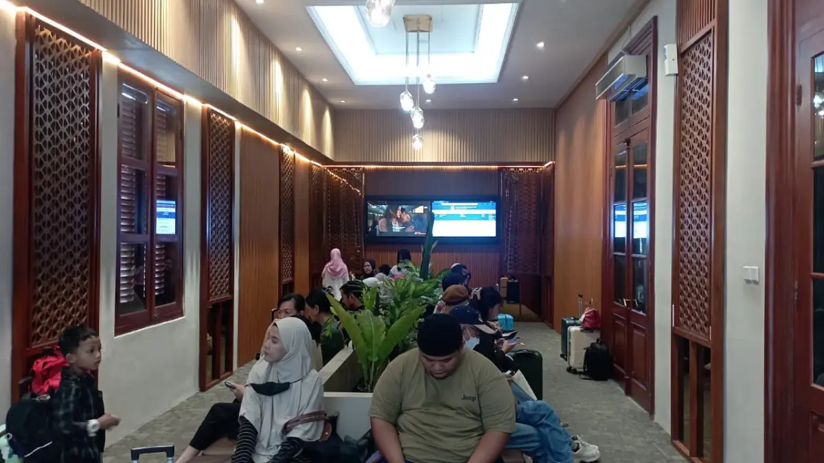 Suasana ruang tunggu VIP Stasiun Jember