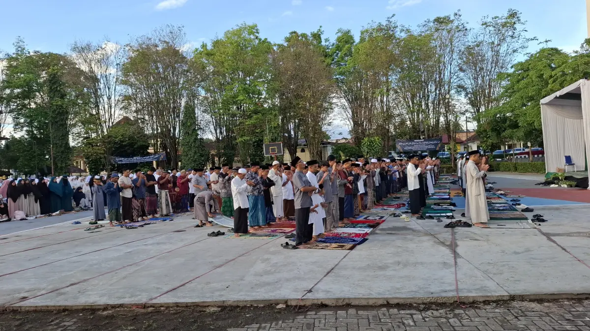 KHUSYUK: Ratusan Santri dan Jemaah Pondok Pesantren Al Ishlah Bondowoso melaksanakan Shalat Idul Fitri,