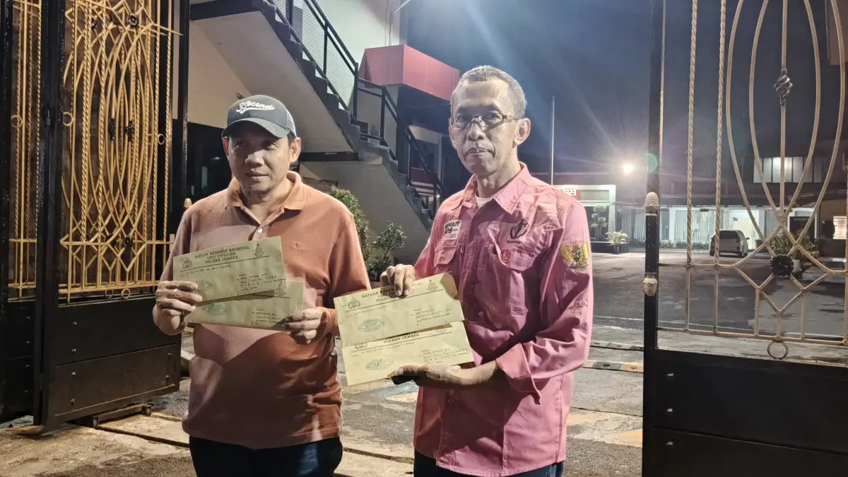 Pelapor kasus dugaan penyelewengan BBM Bersubsidi, David Handoko Seto (kiri), ditemani tim kuasa hukumnya, M. Husni Thamrin, seusai memenuhi panggilan penyidik di Mapolres Jember, Kamis (19/03/2026) malam sekitar pukul 23.30 WIB. (Maulana/JPRJ)