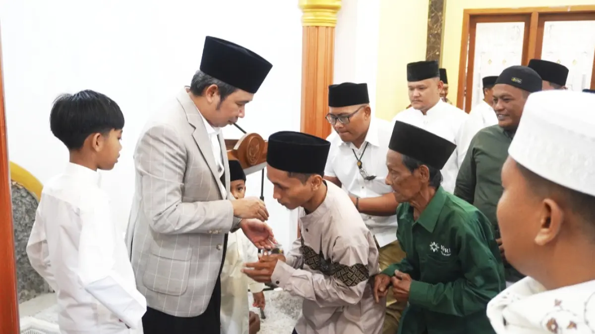Gus Fawait bersalaman dengan santri dan warga sekitar, seusai memimpin sholat idul Fitri di kediamannya, Pondok Pesantren Nurul Chotib Al Qodiri 4, Desa Wringinagung, Kecamatan Jombang, Jember, Sabtu (21/3/2026) pagi. (Maulana/JPRJ)