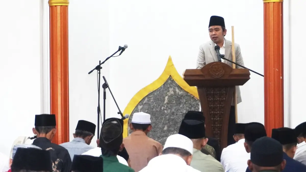 Gus Fawait saat memberi khutbah dan memimpin sholat idul fitri di kediamannya, di Pondok Pesantren Nurul Chotib Al Qodiri IV, Desa Wringinagung, Kecamatan Jombang, Jember, Sabtu (21/3/2026) pagi. (Maulana/Radar Jember)