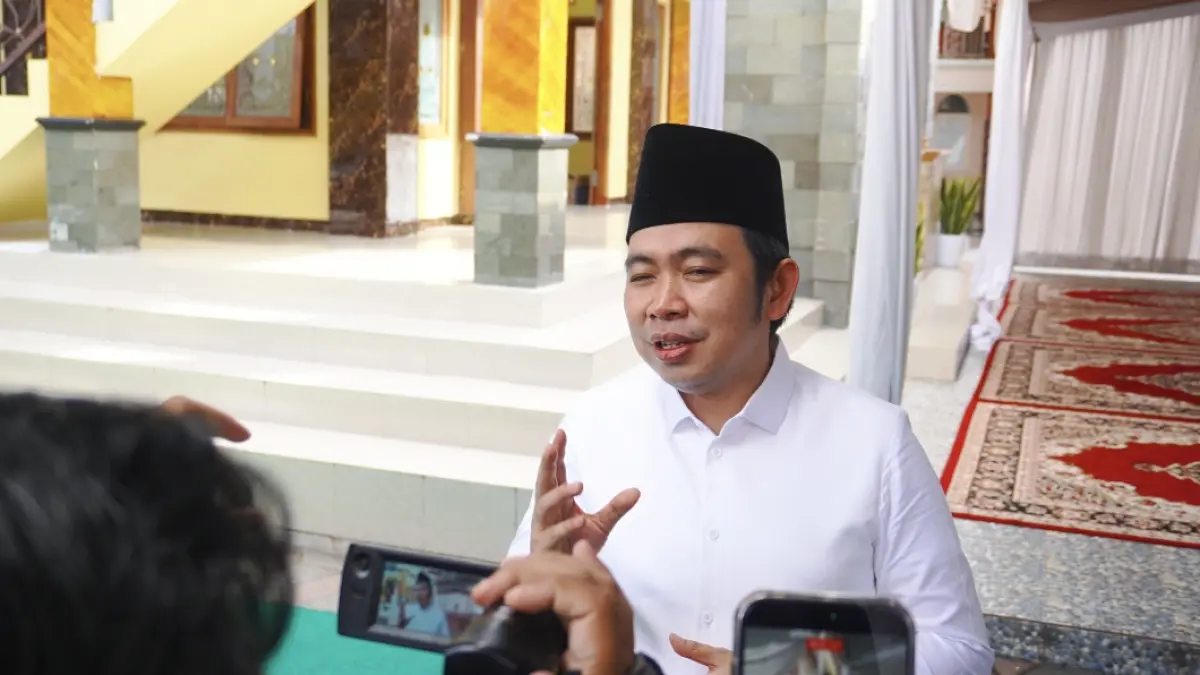 Gus Fawait memberikan pernyataan terbuka, seusai memimpin sholat idul Fitri di kediamannya, Pondok Pesantren Nurul Chotib Al Qodiri 4, Desa Wringinagung, Kecamatan Jombang, Jember, Sabtu (21/3/2026) pagi. (Maulana/Radar Jember)