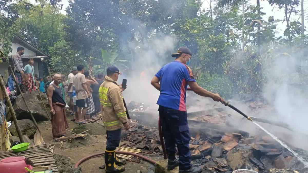 RATA DENGAN TANAH: Rumah milik Sahri, warga Dusun Sumberbulus II, Desa Sumberbulus, Kecamatan Ledokombo, Jember rata dengan tanah setelah dilalap sijago merah Minggu (22/3/2026) pagi