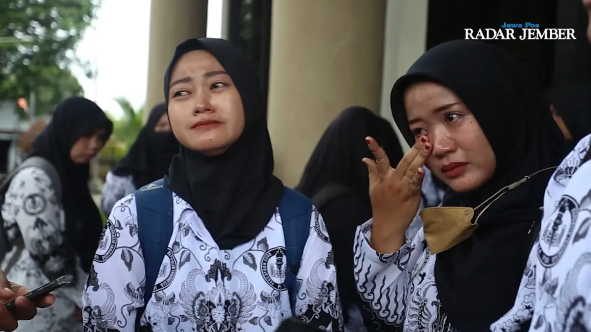 Guru honorer saat melakukan unjuk rasa di gedung DPRD Jember awal tahun 2025 lalu. (Dok. Radar Jember)