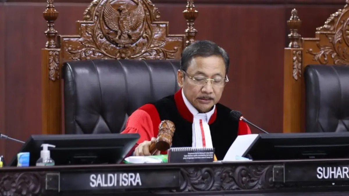 Ketua MK Suhartoyo membacakann amar Putusan pengujian Undang-Undang tentang Hak Keuangan Pimpinan dan Anggota Lembaga Tinggi Negara, Senin (16/03) di Ruang Sidang MK. (Dok. MKRI)