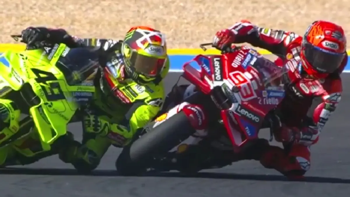 Momen duel antara Fabio Di Giananntonio dan Marc Marquez di MotoGP Brazil, Minggu (22/3/2026). (SpoTVNow)