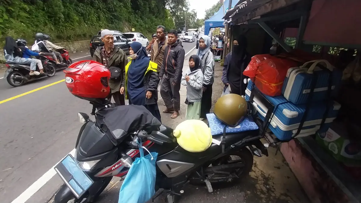 HILANGKAN PENAT: Sejumlah warung pinggir jalan di jalur Gumitir masih menjadi jujugan favorit pemudik di arus balik tahun ini.