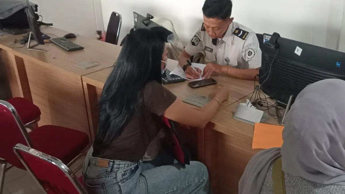 Petugas Lapas Ngaseman Laksanakan Pengecekan Dokumen Layanan Kunjungan Hari Raya di Pelabuhan Wijaya Pura
