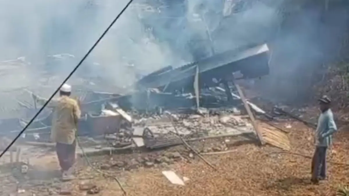 Rumah milik ibu Satria, warga Dusun Bringin Onjen RT.003/RW.004 Dusun Krajan Desa Klungkung, Kecamatan Sukorambi, Jember &nbsp;rata dengan tanah dilahap sijago merah pada Selasa (24/3/2026)&nbsp;