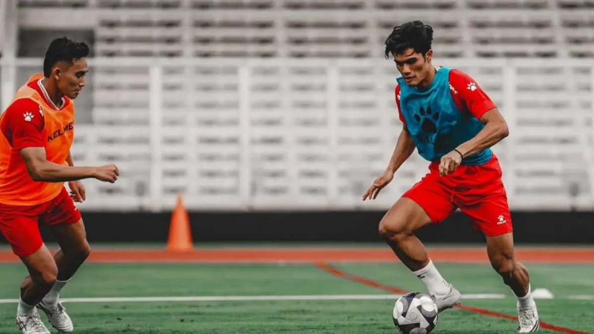 Rizky Ridho (kiri) saat berlatih bersama timnas jelang FIFA Series 2026