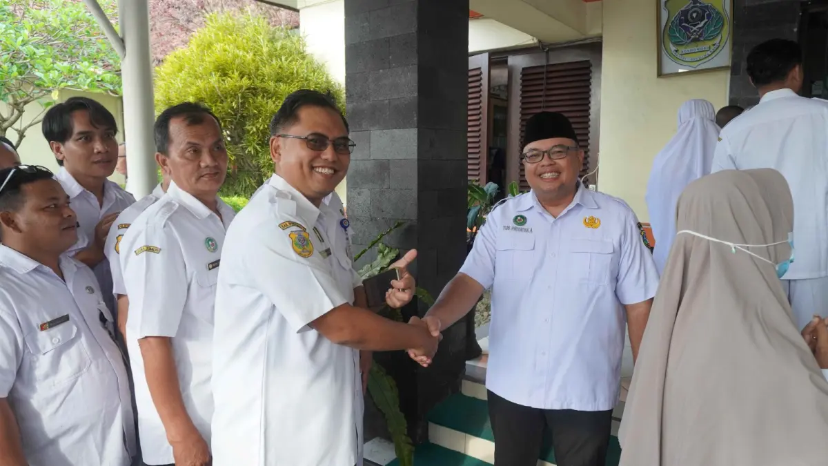 SEMANGAT BARU: Direktur rumah sakit, dr Yus Priyatna A SpP FISR bersalam-salaman dengan seluruh pegawai dalam halal bihalal dan monev pasca lebaran. (DIDIK)
