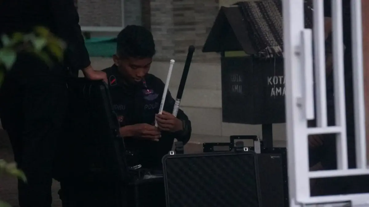 Tim gabungan yang terdiri dari Unit Identifikasi, Tim Labfor Polda Jawa Timur, Direktorat Reserse Kriminal Polda Jawa Timur, Tim Jibom Gegana Korbrimob Polri, Satbrimob Polda Jawa timur serta Satreskrim Polres Jember, olah TKP. (M ADHI SURYA/RADAR JEMBER)