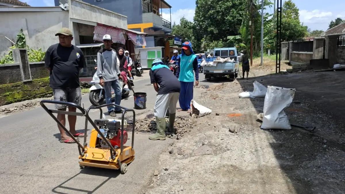 MANDIRI: Warga di Kecamatan Pujer memperbaiki jalan menggunakan swadaya. Mereka tak ingin terus ada insiden kecelakaan.