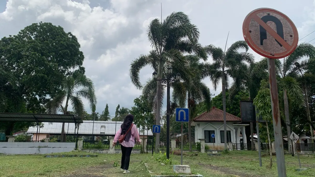 MULAI RIMBUN LAGI: Salah seorang warga di Bondowoso melihat kondisi Taman Lalulintas yang kurang mendapatkan sentuhan.