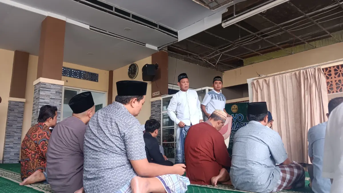 IBADAH: Jemaah salat jumat memenuhi shaf masjid Raya Pesona, Perumahan Pesona Raya Regency, Kelurahan/Kecamatan Patrang. Tampak langit-langit masjid tersebut masih rusak akibat insiden ledakan pada 16 Maret lalu. (M ADHI SURYA/RADAR JEMBER)