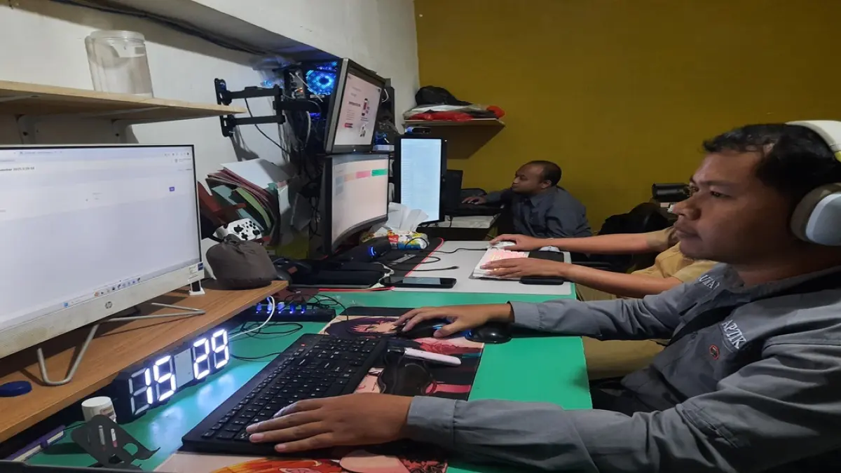 MENELUSURI: Petugas dari Kominfo Bondowoso saat menjaga stabilitas keamanan jaringan pemkab Bondowoso.