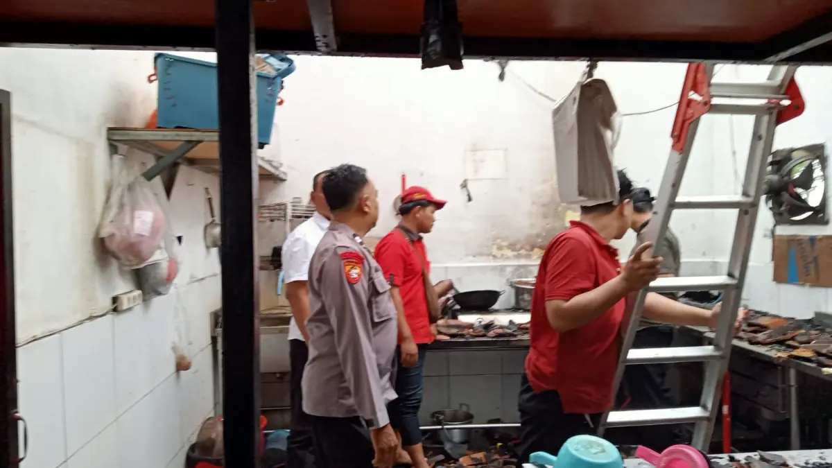 PADAMKAN API: Petugas damkar saat melalukan pemadaman warung Mie Sakera milik Untung, di Dusun Karanganyar, Desa Balung Lor, Kecamatan Balung, Jember pada Kamis (26/3/2026) pukul 15.00 wib
