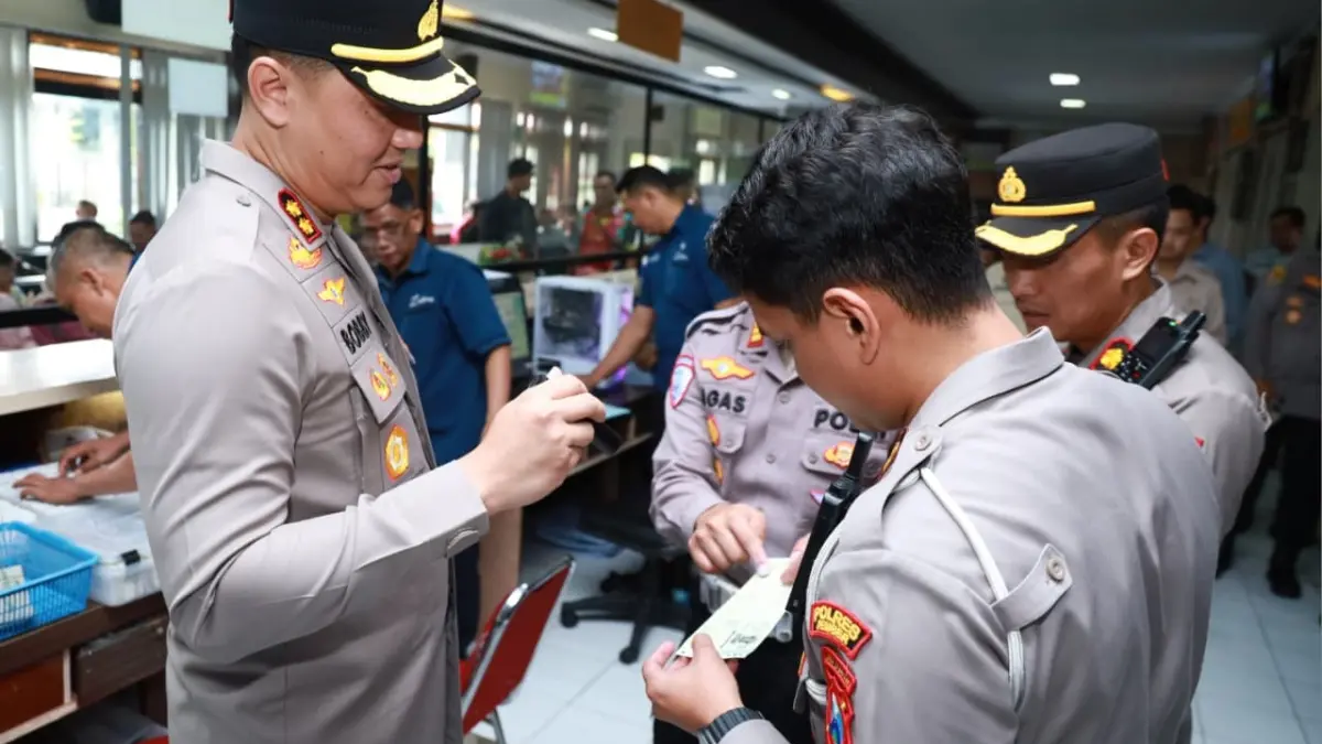 TERTIB ADMINISTRASI: Jajaran Polres Jember melaksanakan peninjauan pelayanan di UPT Samsat di Jalan Teratai pada Januari lalu. (POLRES JEMBER)